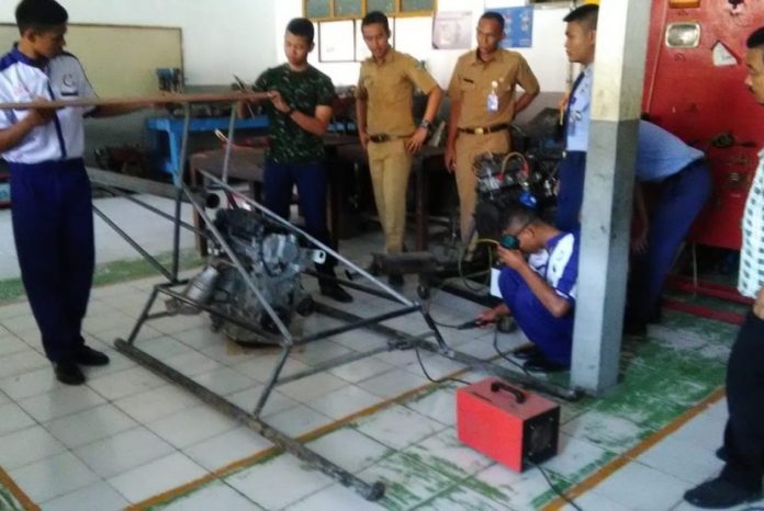 Pelajar SMK Purwakarta Ciptakan Helikopter Bensin