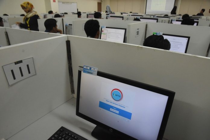 Ujian Berbasis Komputer Kurangi Potensi Mahasiswa Drop Out