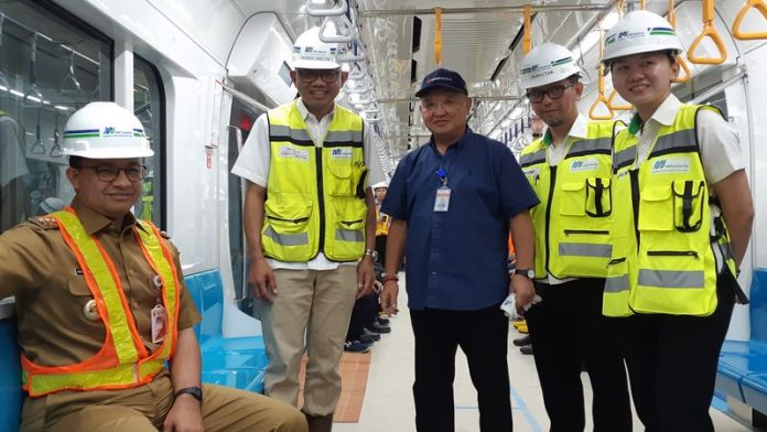 Anies Baswedan saat menjajal MRT.