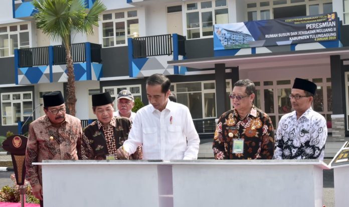 Joko Widodo Resmikan Rusun hingga Jembatan di Tulungagung.