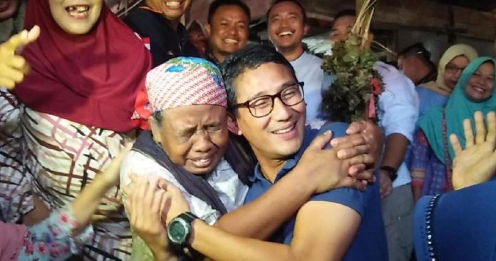 Sandiaga dipeluk dan diciumi pemulung di Pasar Rembang.