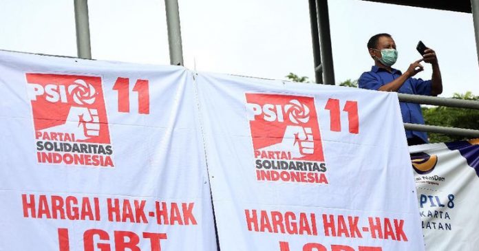 Spanduk berlogo PSI.