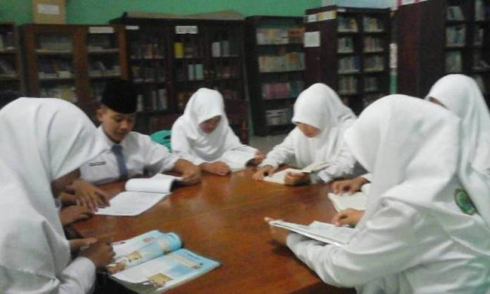 ilustrasi siswa belajar diperpustakaanilustrasi siswa belajar diperpustakaan