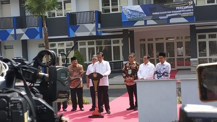 Presiden Jokowi meresmikan tiga rusun dan satu jembatan di Tulungagung.