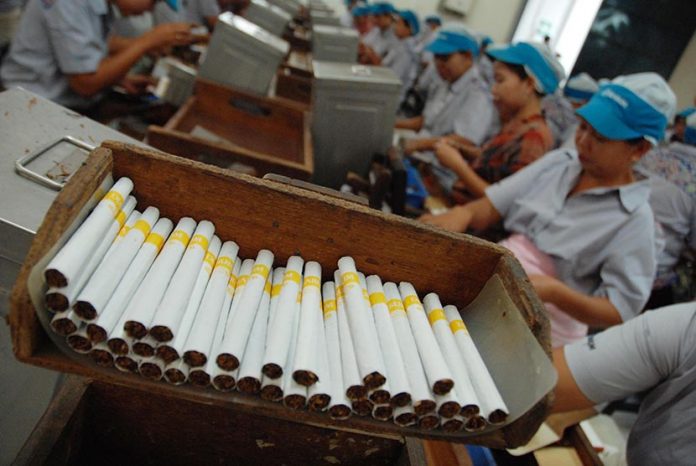 pekerja-menyelesaikan-proses-pembuatan-rokok-kretek-.jpg