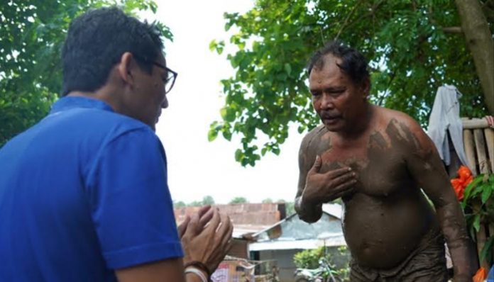Sandiaga saat kunjungi korban banjir Makassar.