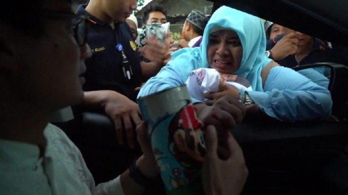 Sandiaga Uno saat menerima celengan sumbangan dari Umi.