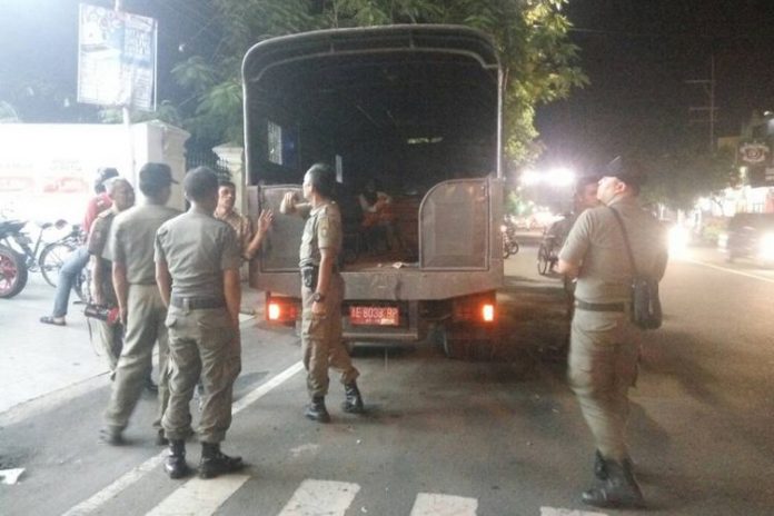 Petugas Satpol PP Razia Pengamen dan Anjal.