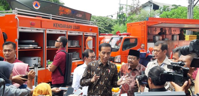 Presiden Jokowi bersama Pakde Karwo.