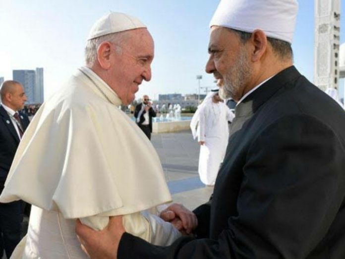Paus Fransiskus dan Imam Besar Al Azhar.