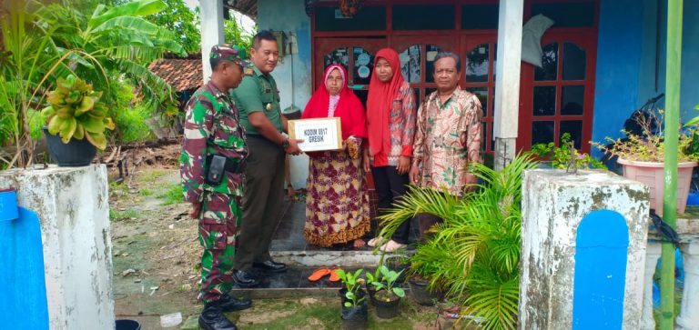 Warga Mengaku Senang Dapatkan Bantuan Paket Sembako Dari Kodim 0817/Gresik
