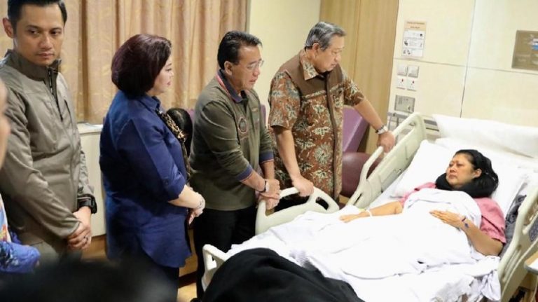 Ani Yudhoyono tengah dirawat di rumah sakit.