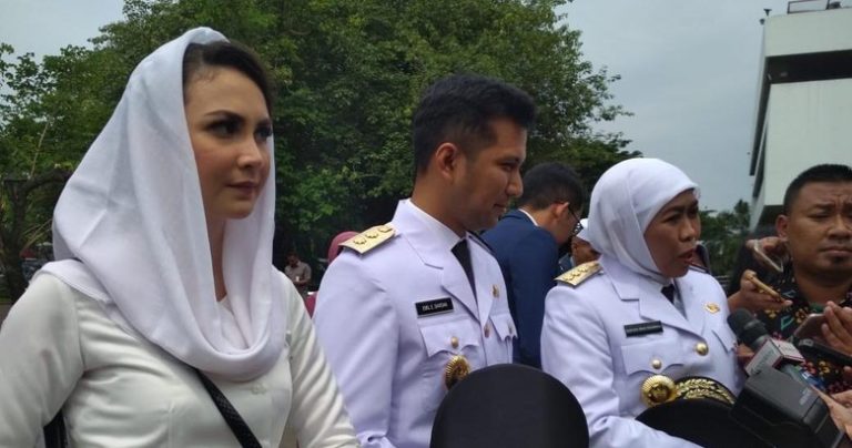 Emil Dardak didampingi Arumi jelang pelantikan.