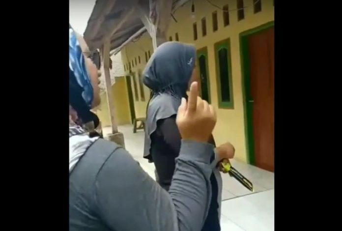 Ibu-Ibu yang Melakukan Kampanye Door to Door ke Warga.