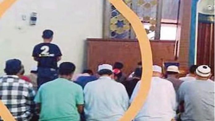 Viral Video Lelaki Berdiri Kaku 1 Jam saat Salat Berjamaah.