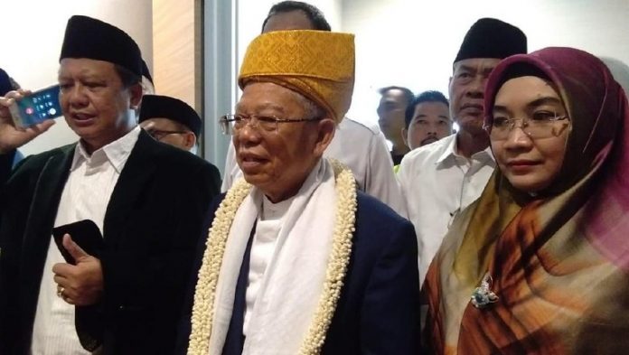 Ma'ruf Amin Pakai Adat Sumut.