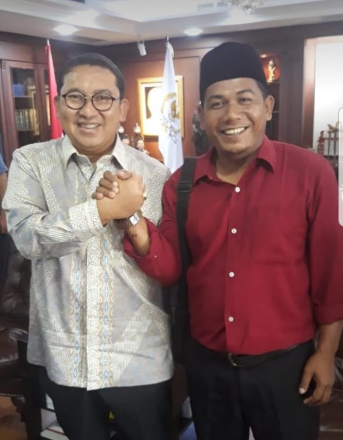 Nur Fadli Guru Tidak Tetap dari Jember saat ketemu wakil ketua DPR RI Fadli Zon, Senin (18/3/2019).