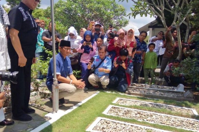 Sandi ziarah ke makam KH Ahmad Dahlan.