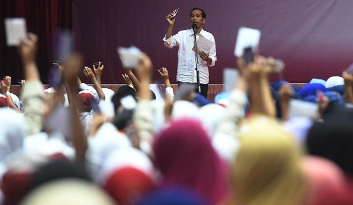 Kandidat petahana, Joko Widodo mengenalkan tiga kartu sakti yang akan direalisasikan jika terpilih kembali menjadi Presiden mendatang.