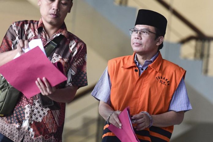 Wakil Ketua DPR nonaktif Taufik Kurniawan (kanan) berjalan meninggalkan gedung KPK seusai diperiksa