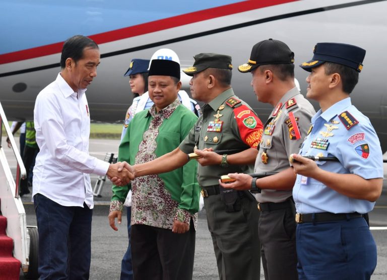 Datangi Kecamatan Margaasih Bandung, Jokowi Tinjau Terowongan