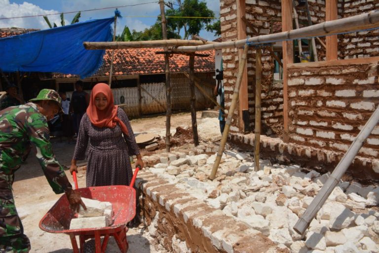 Semangat Ibu Fitri Bantu Satgas TMMD 104 Sumenep Di Lokasi RTLH