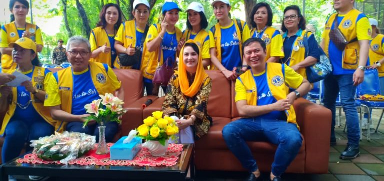 Arumi Bachsin : Kebun Binatang Paru-Paru Kota