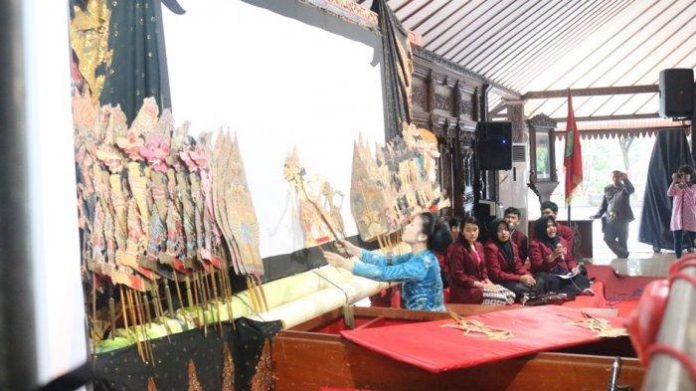 Misaki Kishi dalang dari Jepang.