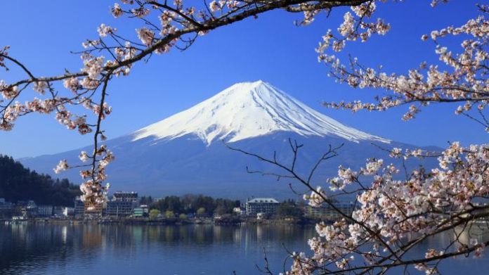 Gunung Fuji di Jepang.