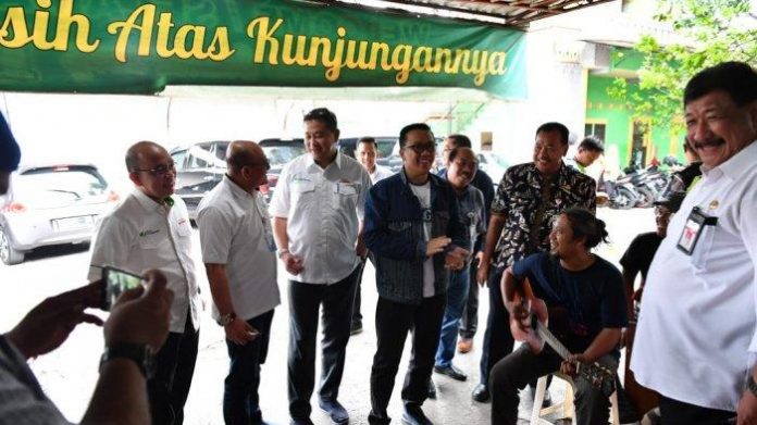 Tiba di Semarang, Menpora Bercengkrama Asyik dengan Pengamen dan Ajak Makan Bersama.