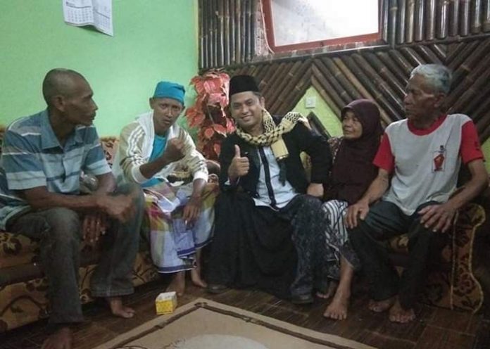 Ustaz Dede Adriansyah yang Berprofesi Menyembuhkan Orang Stres.