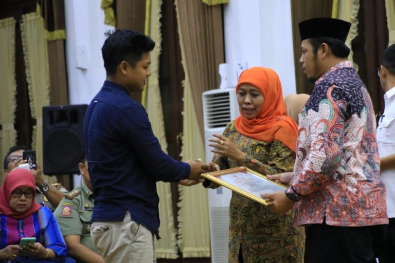 Gubernur Jawa Timur Beri Santunan Para Ahli Waris Petugas Pemilu yang Meninggal Dunia Saat Jalankan Tugas