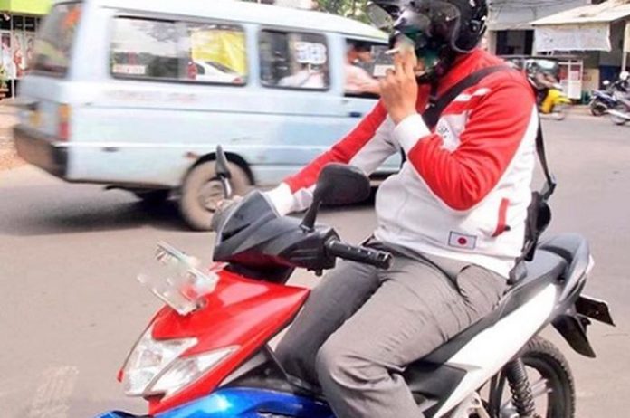 Ditlantas Polda Metro Jaya mulai menerapkan aturan larangan merokok bagi pengendara sepeda motor.