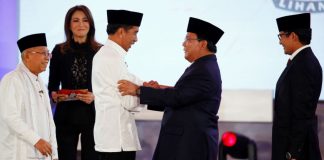 Capres 01 Joko Widodo bersalaman dengan Capres 02 Prabowo Subianto seusai debat di Jakarta.