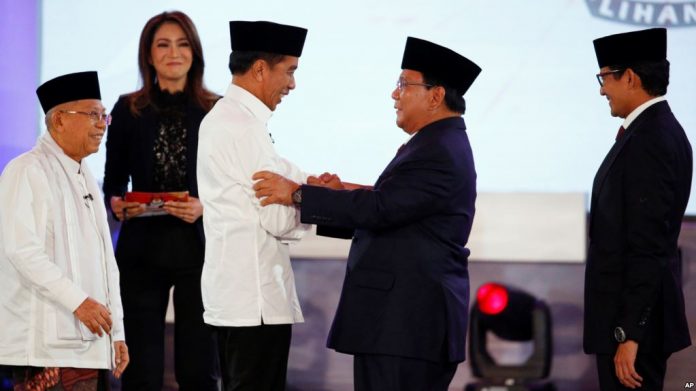 Capres 01 Joko Widodo bersalaman dengan Capres 02 Prabowo Subianto seusai debat di Jakarta.