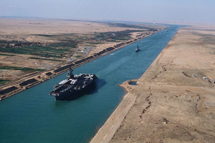 Terusan Suez di Mesir.