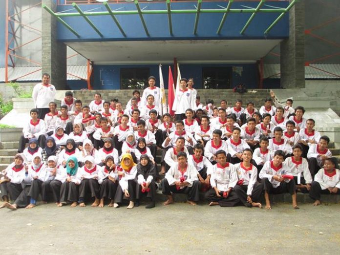 Perguruan Pencak Silat Beladiri Tangan Kosong (PPS Betako) Merpati Putih (MP).