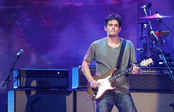 Kesederhanaan Musisi John Mayer Menginspirasi Penonton.