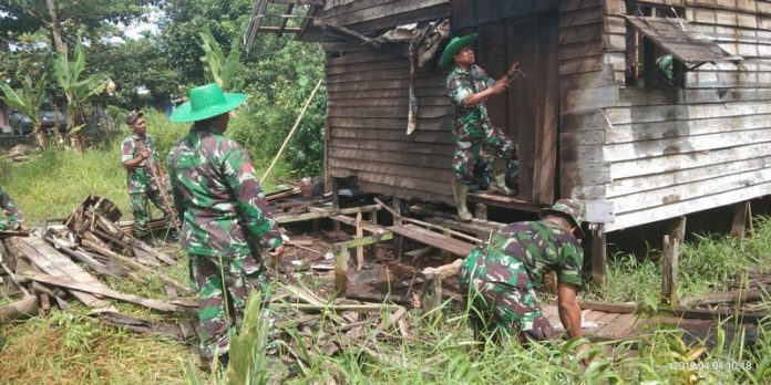 Bedah Rumah ala TNI Disambut Haru Nenek Sebatang Kara.