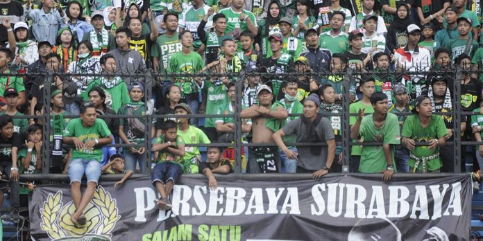 Bonek Mania pendukung Persebaya Surabaya.