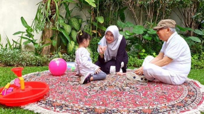 Berpenampilan Santai, Ma'ruf Amin Bermain di Taman Bareng Istri dan Cucunya.