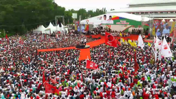 Jokowi Disambut Ribuan Warga saat Kampanye Terbuka di GOR Satria Purwokerto.