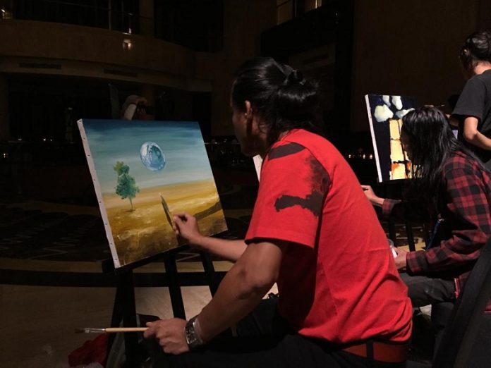 Seniman melukis saat Earth Hour.