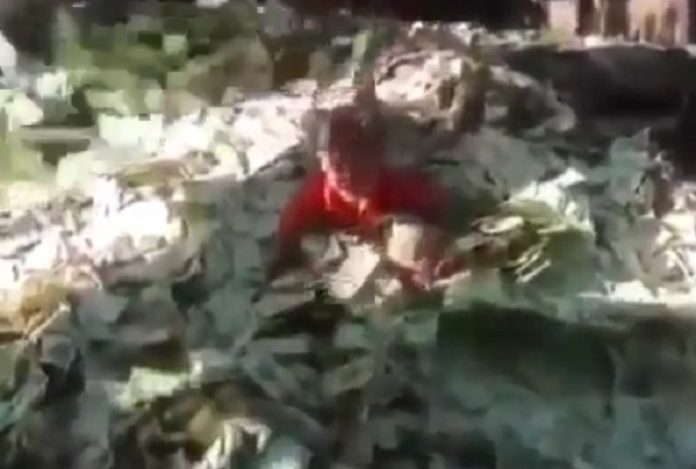 Saking Tak Bernilai, Bocah Ini Perosotan di Atas Uang Layaknya Paman Gober.