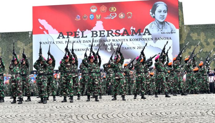 Apel Bersama Wanita TNI yang diikuti ribuan Kowad, Kowal, Wara dan PNS TNI.