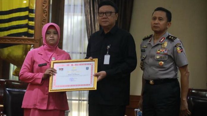 Gugur saat Pengamanan Pemilu, Mendagri Beri Penghargaan Bagi 22 Anggota Polri.