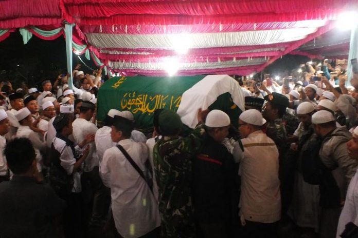 Dzikir dan Tangis Iringi Pemakaman Ustadz Arifin Ilham.