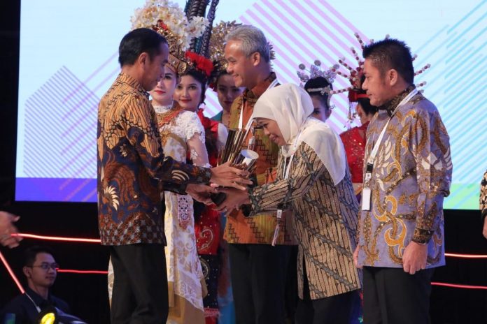 Gubernur jatim, Khofifah Indar Parawansa saat menerima PPD 2019 dari Presiden Jokowi.