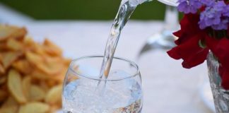 Asupan cairan dalam tubuh tetap harus dijaga untuk menghindari dehidrasi saat berpuasa karena tubuh membutuhkan air sebanyak 2 liter atau 8 gelas sehari.