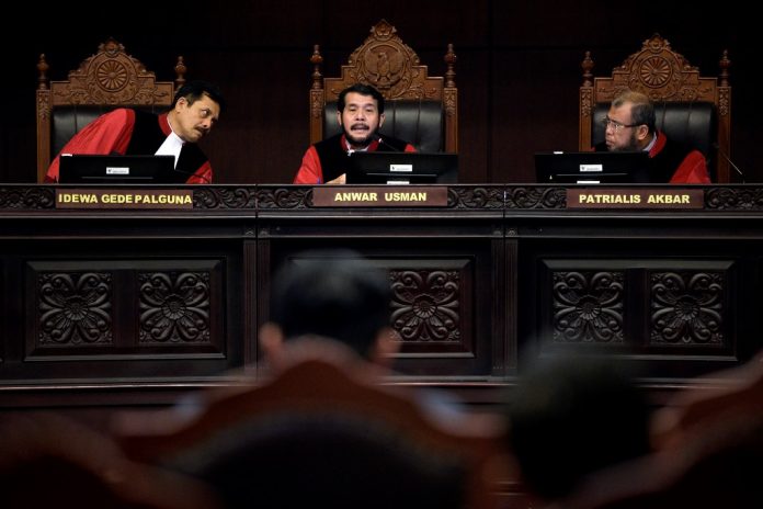 Ketua Mahkamah Konstitusi, Anwar Usman (tengah).